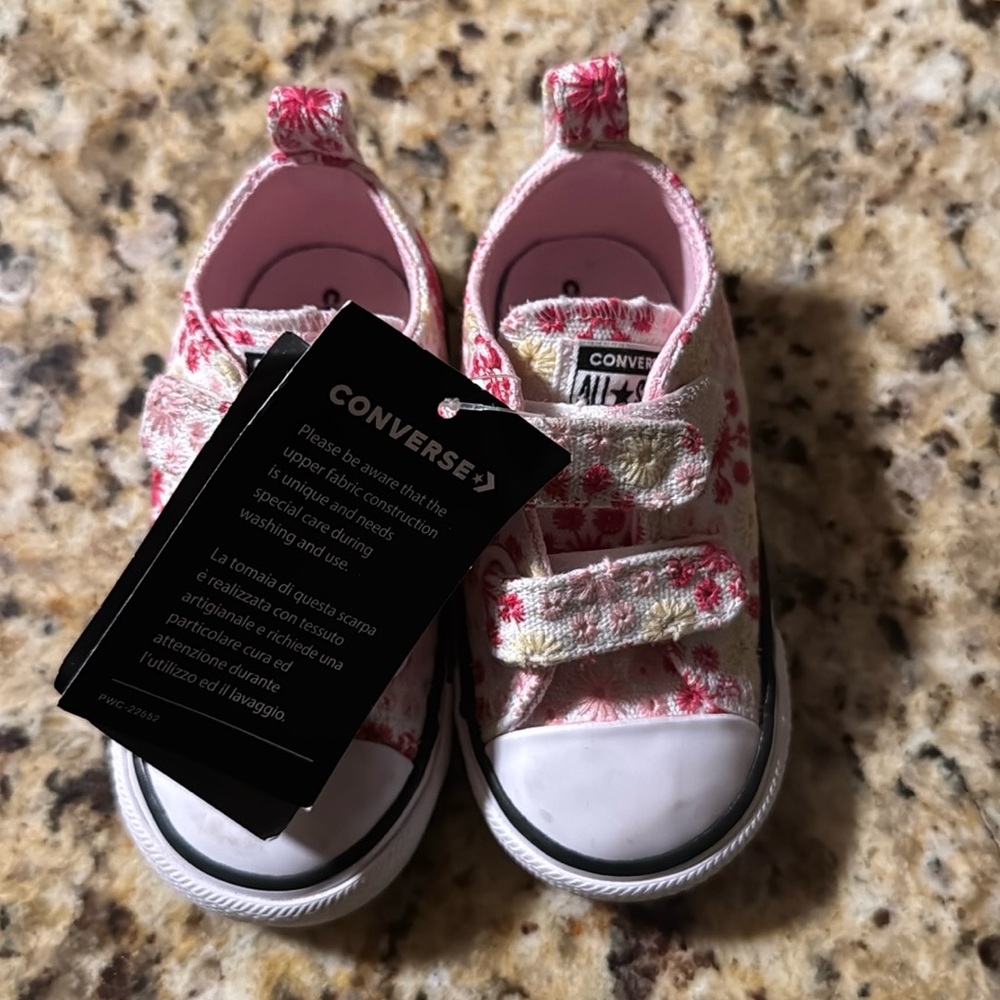 Size 6 toddler converse new!